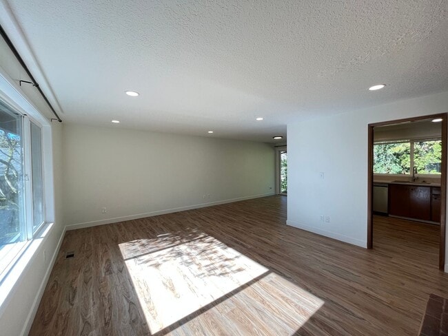 Building Photo - Beautiful 2 Bed, 1 Bath Duplex in SW Portland! Enjoy Private Yard, Spacious Floorplan in a Great ...