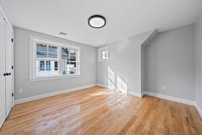 Building Photo - 473 Newport Ave