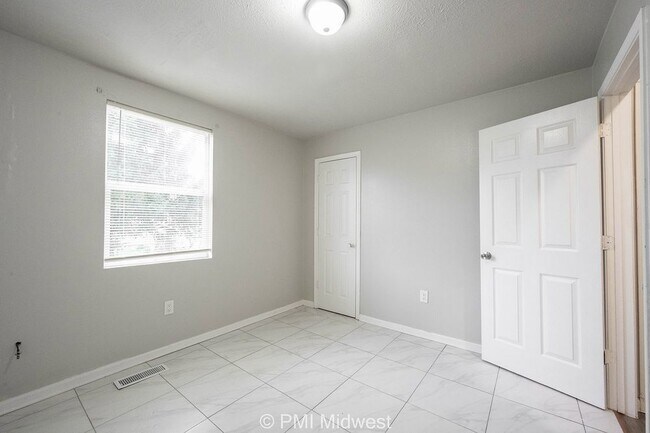 Building Photo - "Charming 2-Bedroom Retreat in Indianapoli...