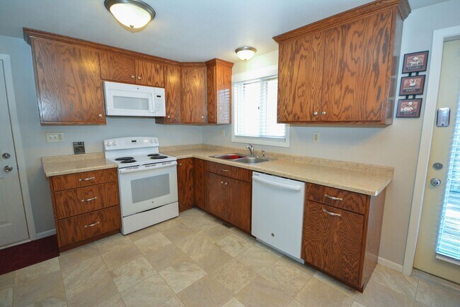 Building Photo - Ranch-style home with great fenced yard & patio!