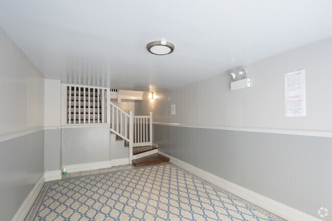 Lobby 210 - 200 N Kenneth Ave