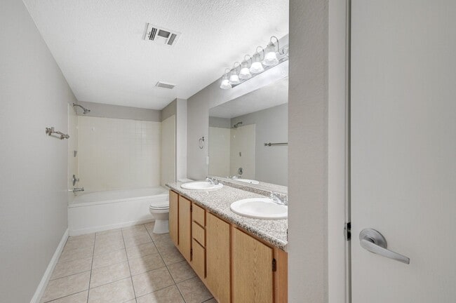 Building Photo - Charming 3 Bedroom Upstairs Condo in a Gat...