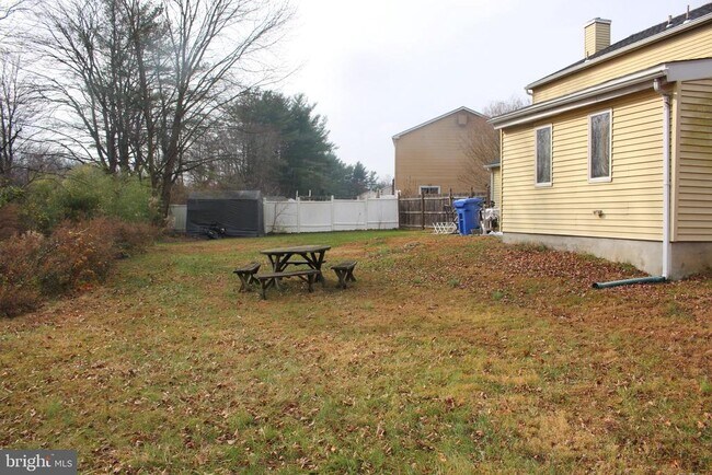 Building Photo - 219 Meadow Dr