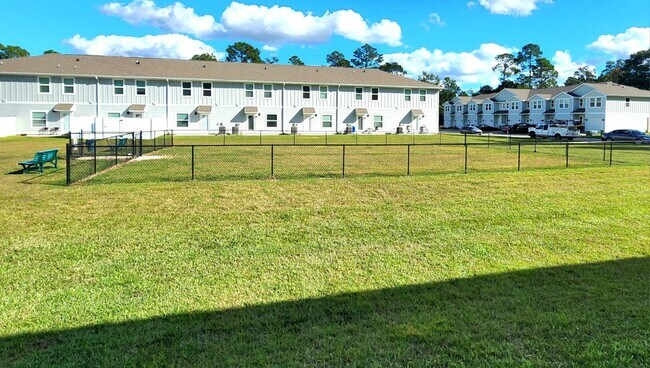Building Photo - Discover this Stunning 3/2.5 Townhome w/ Pool and Dog Park!