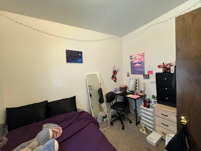Bedroom 3 - 2429 N Oakland Ave