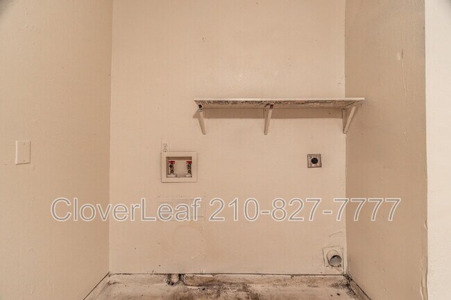 Building Photo - 5528 Lochmoor
