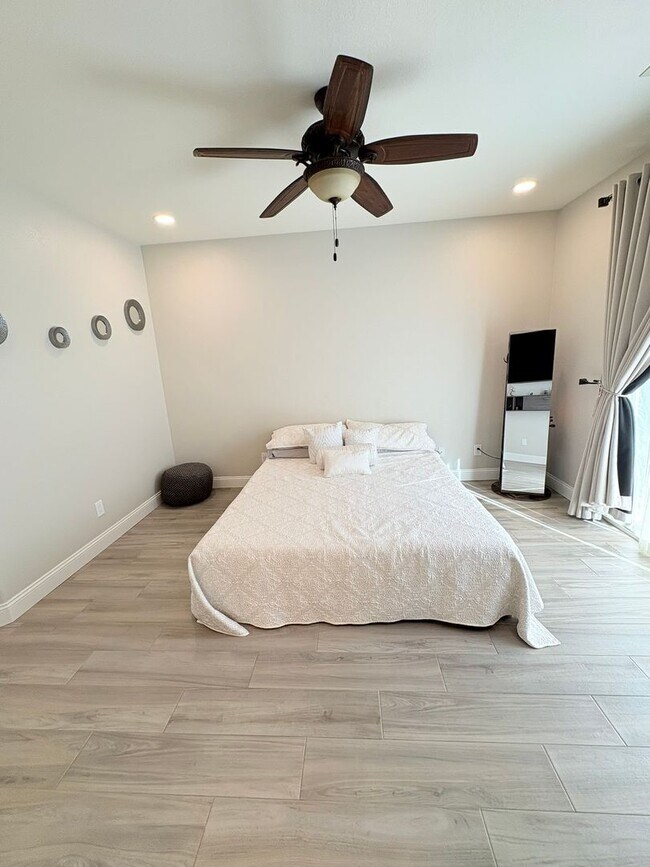 Building Photo - BEAUTIFUL - UPGRADED - LAMINATE FLOORING -...