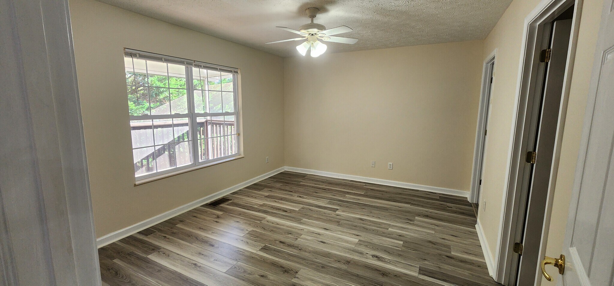 Back Bedroom Ensuite - 1521 Mayberry Ln