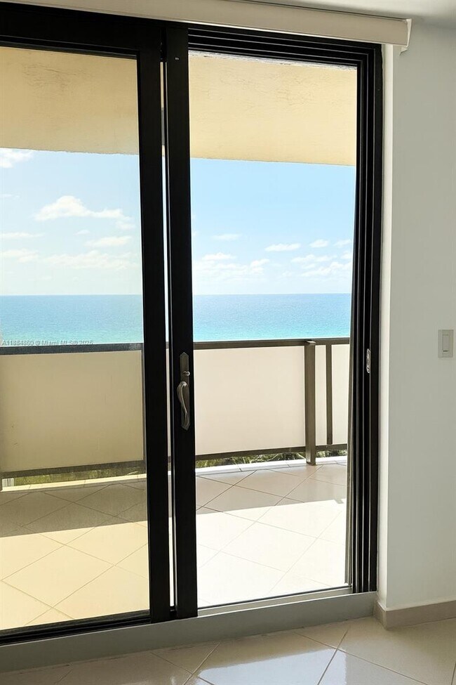 Primary Photo - 1623 Collins Ave