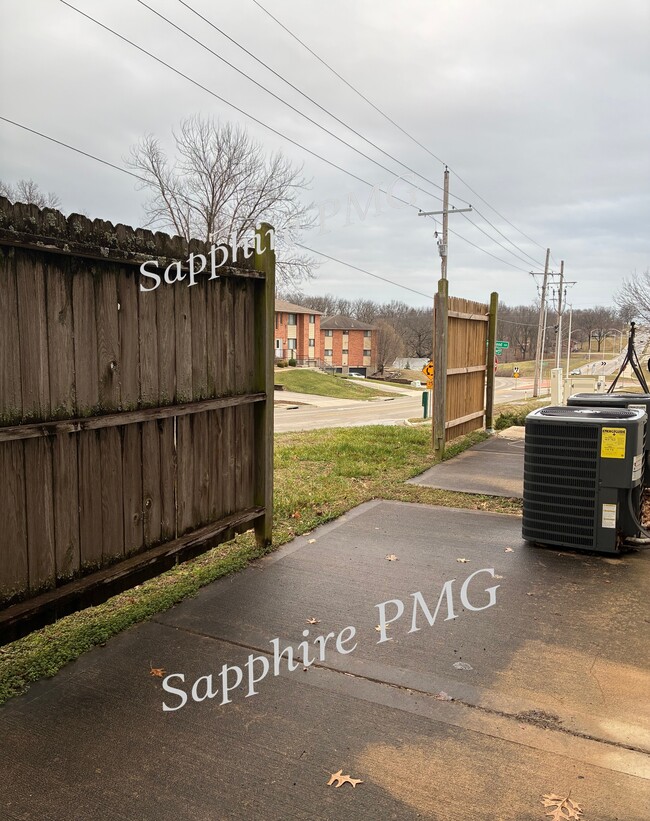 Building Photo - 5621 N Northwood Terrace