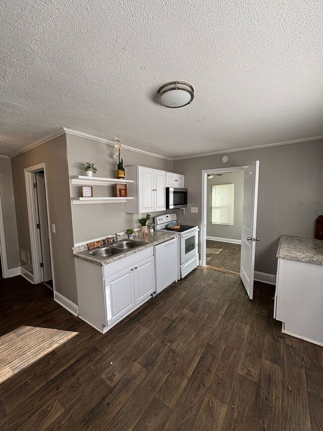 Building Photo - Coming Soon! 3 bedroom 1 bathroom house !