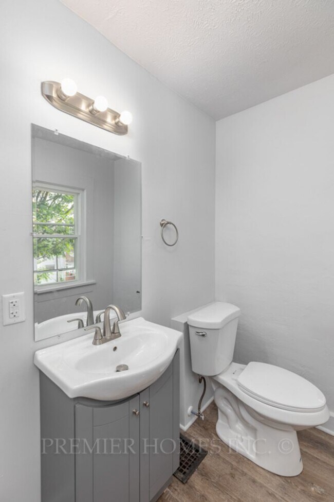 Building Photo - 3 Bed Single-Family Home Near Aultman Hospital – $1,595/mo