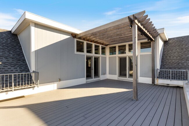 Building Photo - 303 Islington St