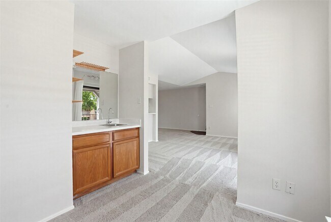 Building Photo - 2025 Augusta Dr