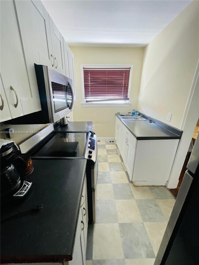 Building Photo - 39 Sidonia Ave
