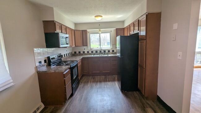 Building Photo - Welcome to this charming 3-bedroom, 1-bath...