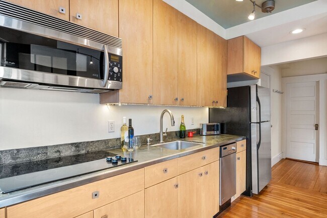 Building Photo - 10 Bowdoin St