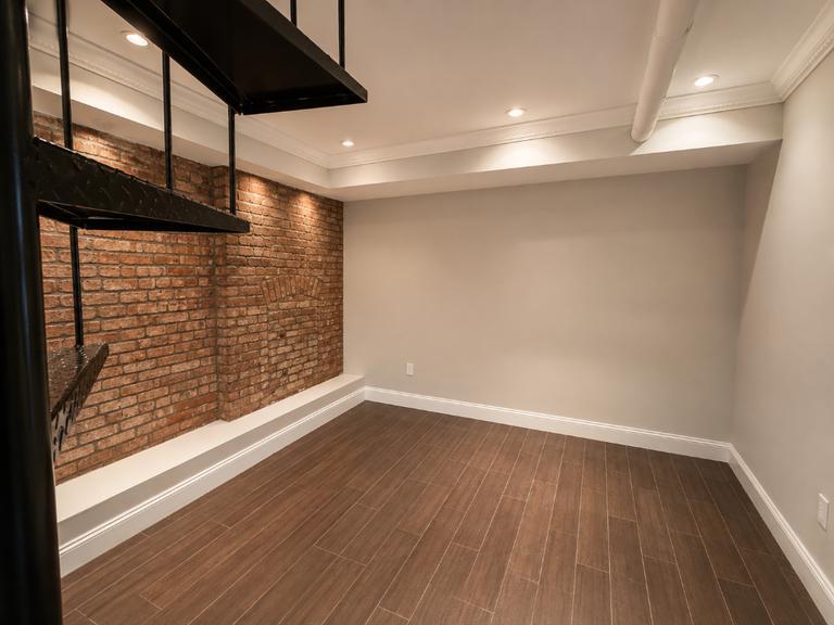 Building Photo - 566 Hudson St