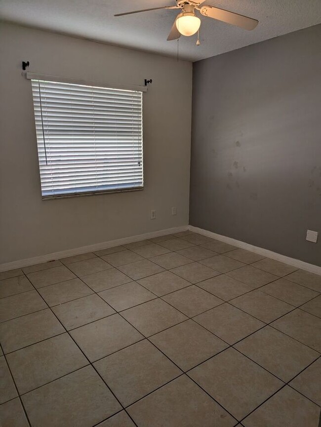 Building Photo - Large 3 bedrooms and 2 baths with a beauti...