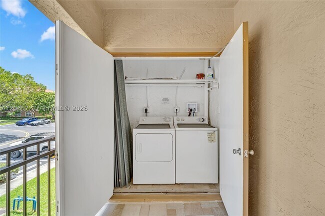 Building Photo - 220 SW 116th Ave