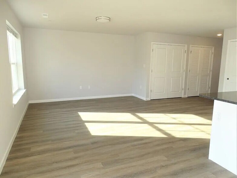 Building Photo - 5 Cobblestone Ct