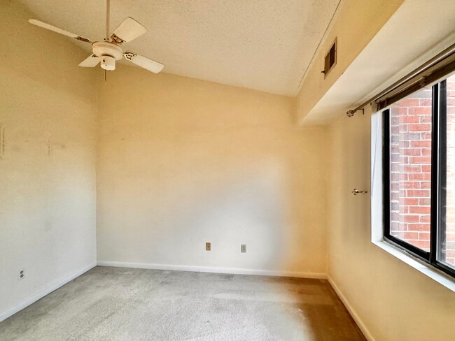 Building Photo - 2 Bedroom/2 Bath Condo near shopping with ...