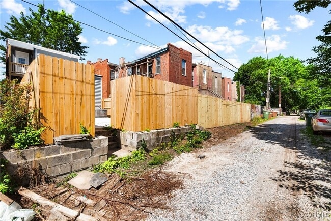Building Photo - 904 W Clay St