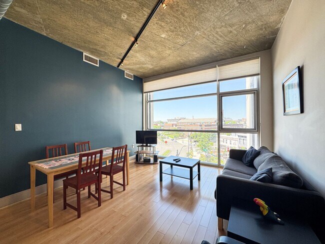 Building Photo - Sun-filled 2 Bed 2 Bath Condo In Vibrant Columbia Heights