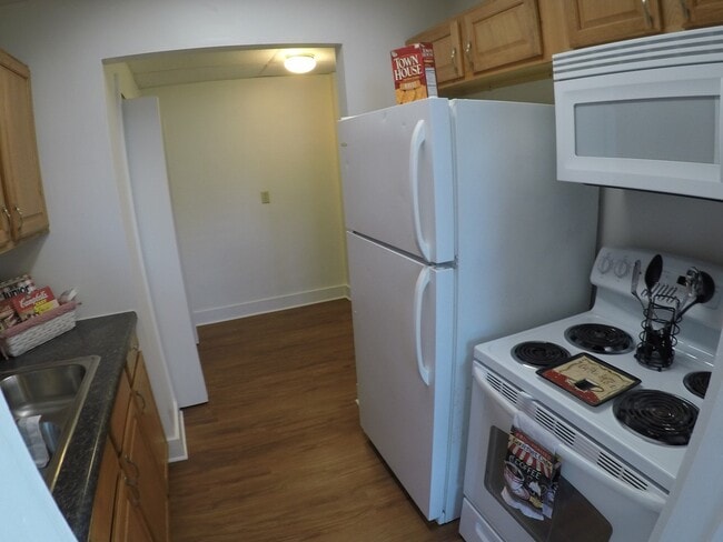 Building Photo - 3001 Kossuth St