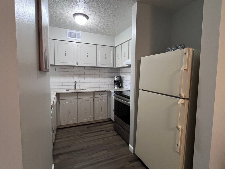 Building Photo - 1190 Calley Dr