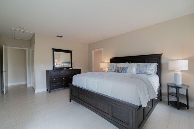 Building Photo - 11355 Pond View Dr