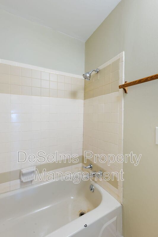 Building Photo - 922 Wedgewood Ave