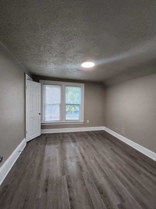 Building Photo - 702 S Commercial St