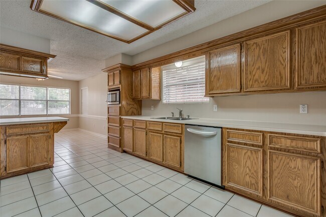 Building Photo - 2460 Pebblebrook Cir