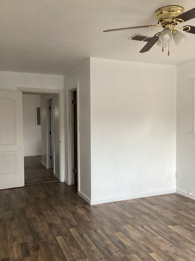 Building Photo - Newly Updated Family Home  Close to Jr. High & High School!  Pets welcome!