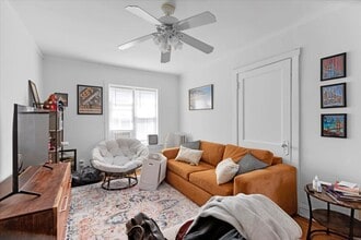 Building Photo - 654 W Oakdale Ave