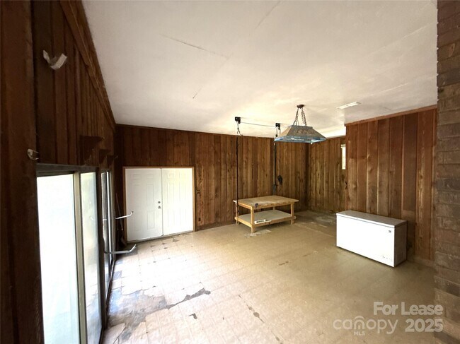 Building Photo - 7045 Ridge Ln Rd