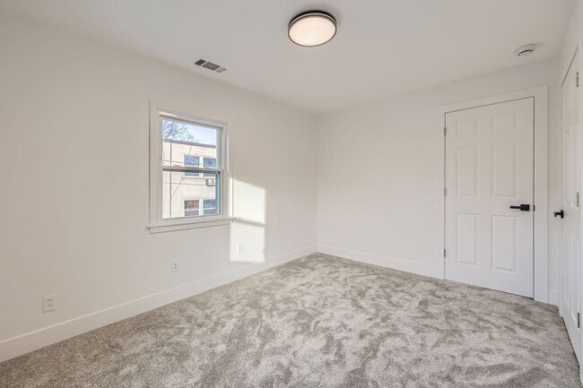 Building Photo - 2 bed/1 bath updated duplex