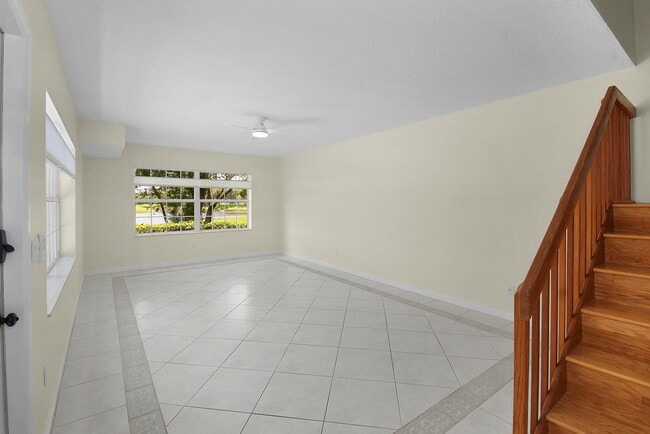 Building Photo - 2442 SW Danbury Ln