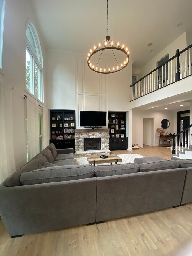 Building Photo - JUST REDUCED!!!!!! Beautiful Executive Sty...
