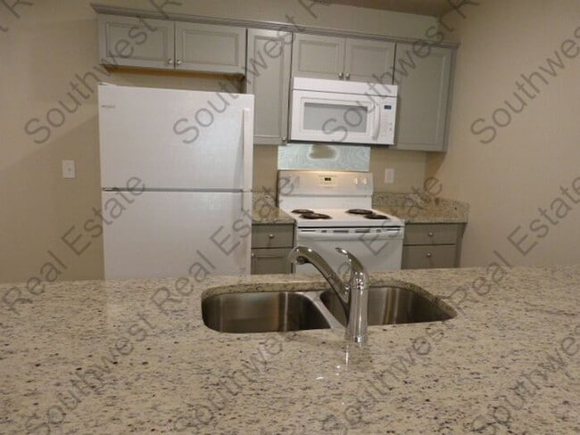 Building Photo - Modern 3 bedroom 2 bath apartment