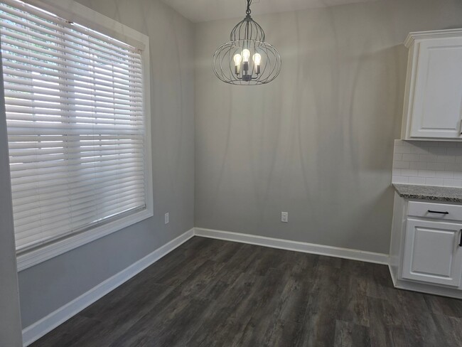 Building Photo - NEW LISTING!!!!