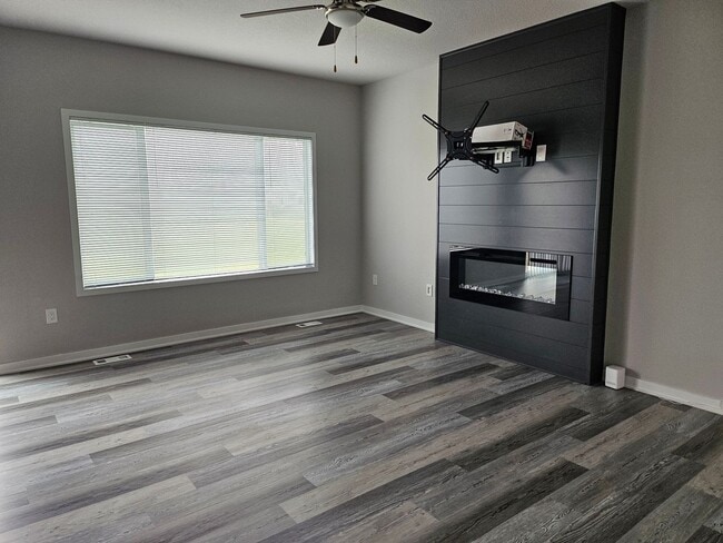 Building Photo - 3 Bed / 2.5 Bath Home in Norwalk. Move-In Special: Get 1 month FREE with an 18-Month Lease!