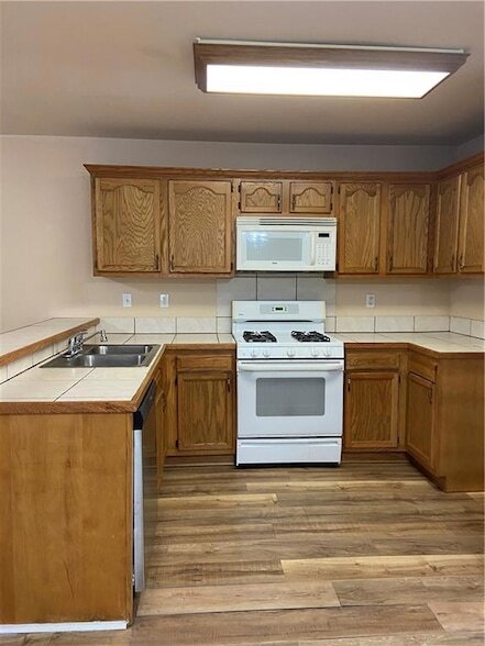 Building Photo - 1102 W 22nd Ave