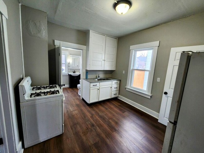 Building Photo - Charming 1-Bedroom Downstairs Unit with Sp...