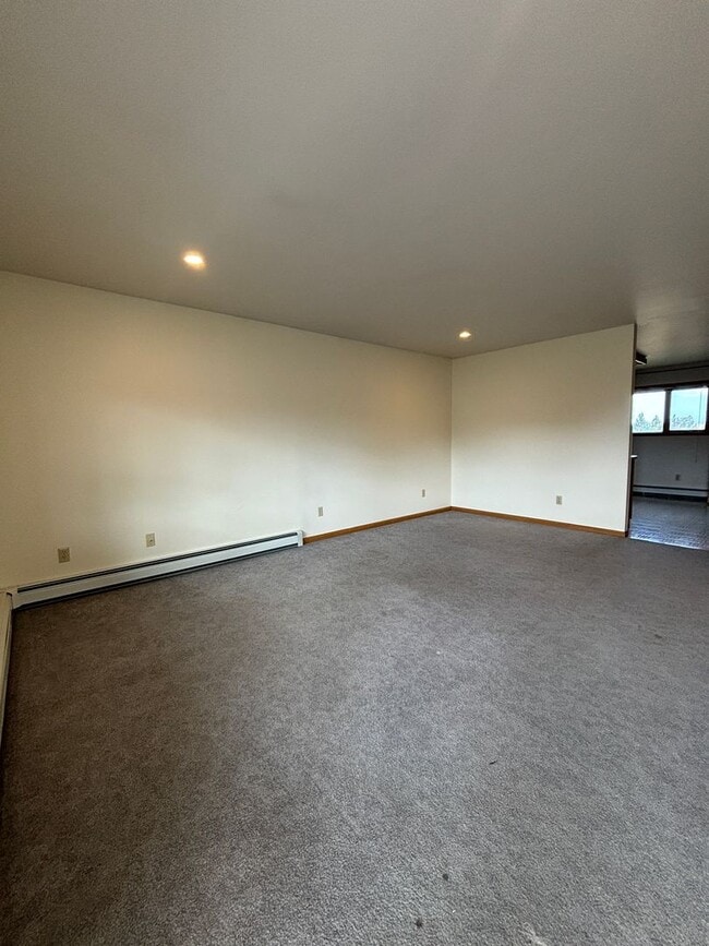 Building Photo - Updated 2 bedroom apartment Near St Peters
