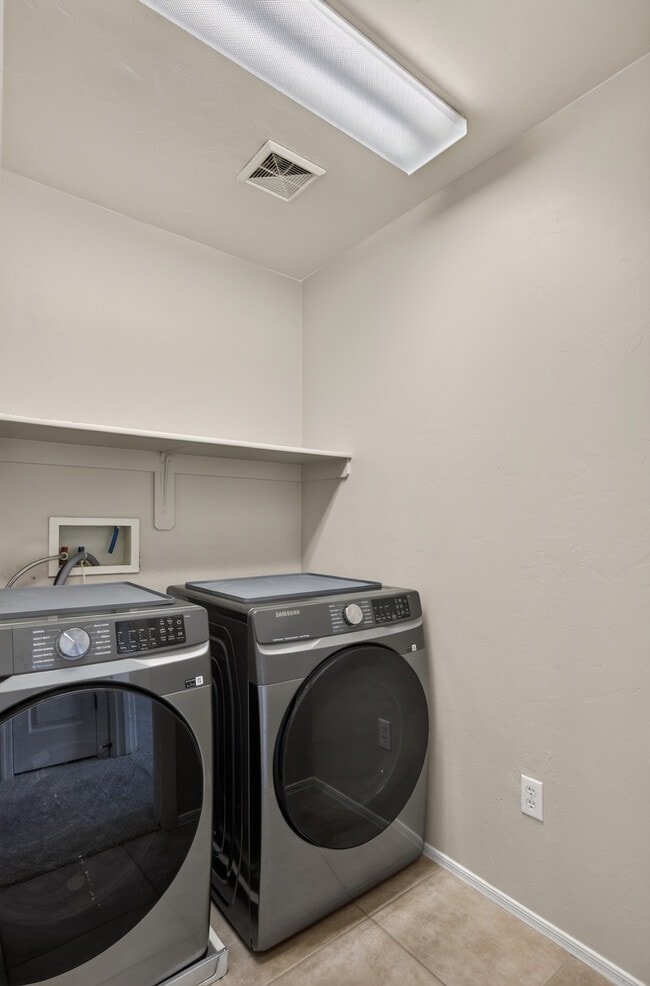 Building Photo - 6028 S Meadow Breeze Dr