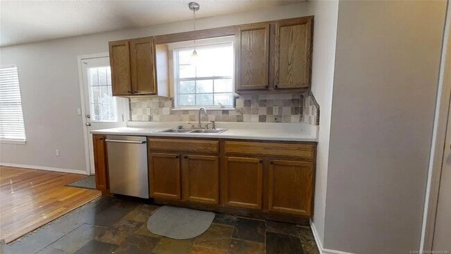 Building Photo - Available 8/1 - Charming Owasso Home in Quiet Cul-De-Sac