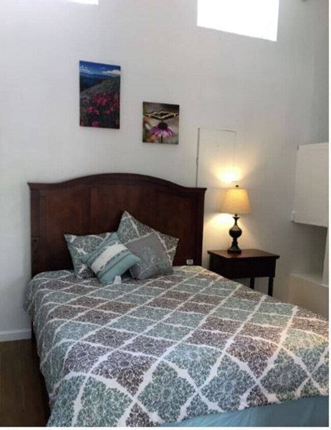 Building Photo - Long term furnished rental
