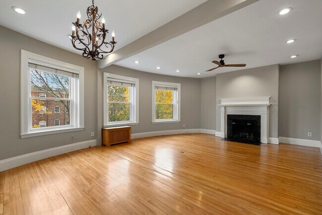 Primary Photo - 1011 Beacon St